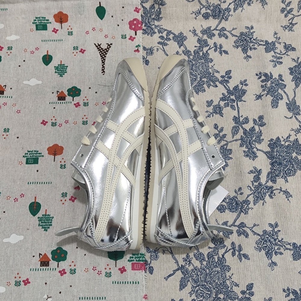 Onitsuka Tiger by Asics Metallic Silver Sneakers with Cream Laces - Picture 6 of 10